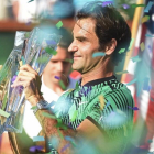 Federer celebra el trofeo ganado en Indian Wells.
