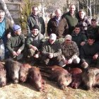 Los cazadores muestran los siete ejemplares de jabalí abatidos en la montería del Valle de las Casas.