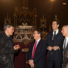 Marinero, ayer, en su visita al museo junto a los abades.