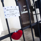 Detalle de un cartel en la valla de acceso al cementerio.