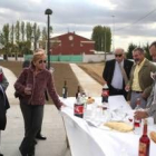 Cipriano Elías Martínez y Isabel Carrasco, frente a los representantes del municipio de Onzonilla