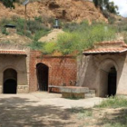 Un rincón en el que confluyen las entradas de tres bodegas en Villademor de la Vega.