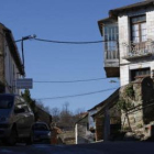 Sobre la roca permanecen unos guantes de látex empleados por la Guardia Civil en los trabajos de inv