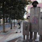 Escultura ubicada en la calle Burgo Nuevo a pocos metros de la zona del conflicto. RAMIRO
