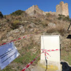 Un precinto y un cartel advertía ayer del cierre temporal del Castillo de Cornatel, en Priaranza del Bierzo. L. DE LA MATA
