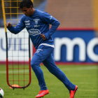 Junior Sornoza participa en un entrenamiento de la selección ecuatoriana de fútbol.