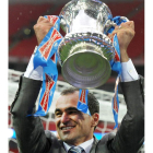 Roberto Martínez levanta la Copa tras ganar al City.