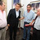 Los vecinos de Flores que rechazan la antena, ayer con el alcalde antes de la reunión.