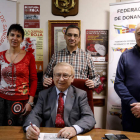 Martín Manceñido, sentado, posa con su equipo: Inmaculada Benéitez, técnico de gestión, Pablo de Paz, secretario general, y Santiago Villares, tesorero. MARCIANO PÉREZ