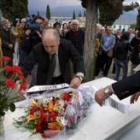 Pedro Nieto y José Ojea  depositando el ramo de flores