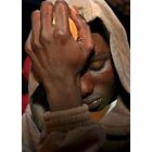 Un inmigrantes espera tras ser atendido en el puerto de Los Cristianos