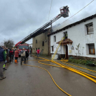 Varios vecinos contemplando las labores de extinción. BOMBEROS DE LEÓN