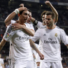 Di María celebra junto a sus compañeros el primer gol del Madrid ante el Almería