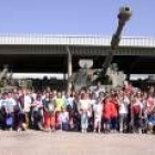 Los alumnos del colegio Benito León posan delante de un tanque en El Ferral