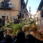 Los balcones de la plaza se quedaron pequeños al paso del Nazareno