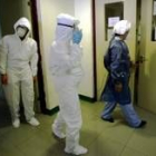 Expertos japoneses visitan el hospital indonesio donde se registraron los contagios