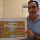 El alcalde de Fresno de la Vega, Alfonso Melón, muestra el cartel con la imagen de Despolink. MEDINA