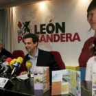 Manuel Arias, Herrero Rubinat y Rocío Mateos, durante la presentación de la publicación