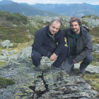 Juan Carlos Campos y José Anglés Correa ante uno de los petroglifos localizados en Los Ancares leoneses