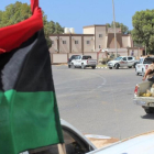 Fuerzas alineadas con el nuevo Gobierno de unidad avanzan por una carretera en Sirte, este viernes.