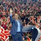 José Luis Rodríguez Zapatero saluda a los militantes en un momento del mitin en Vistalegre