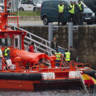 Una de las embarcaciones de Salvamento Marítimo con los cuerpos rescatados.