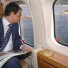 Zapatero mira el paisaje desde un helicóptero durante una de sus visitas por España
