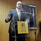 De Guindos, en la toma de posesión de cargos de su departamento, con Ana Pastor y Aznar.