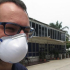 Un trabajador del  Dorna, organizadora del Mundial de motociclismo, con una mascarilla para protegerse de la nube tóxica que flota sobre Malasia.