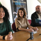 Ornella Bejarano, Silvia Cobos y Alex Avellaneda, ayer en el Ayuntamiento de Astorga. A. VALENCIA