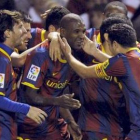 Abidal es felicitado por sus compañeros tras conseguir el gol que clasifica al Barça para cuartos.