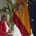 Nadia Calviño en una reunión con el comisario de Presupuestos y Administración de la UE. BORJA SÁNCHEZ TRILLO