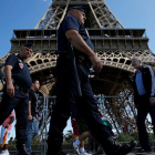Policías franceses patrullan ante la torre Eiffel.