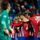 Griezmann es fecliitado por sus compañeros tras el 2-0.