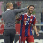 Pep Guardiola felicita a Xabi Alonso en un partido del Bayern.