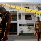 La policía de Sri Lanka en operativos para dar con los responsables del atentado terrorista.