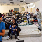 Un grupo de inmigrantes, la mayoría refugiados sirios, en un pabellón deportivo en la isla de Creta.