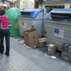 Contenedores de recogida de papel y cartón en una céntrica calle de Ponferrada, donde cada vez se re