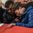 Unos familiares lloran la pérdida de una de las víctimas del club Reina en Estambul.