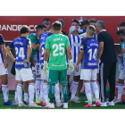 El entrenador de la SD Ponferradina, Jon Pérez Bolo, da instrucciones a sus jugadores en uno de los parones para que se hidrataran los futbolistas. CÉSAR MANSO