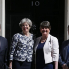 May (segunda por la izquierda) junto a Foster, en el exterior del número 10 de Downing Street, en Londres, el 26 de junio.