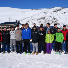 Los jugadores y técnicos del Abanca Ademar junto con varios monitores de la estación de esquí de Leitariegos
