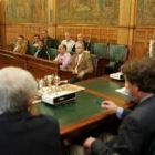 García Prieto y Enrique Gil (de espaldas) junto a los directivos de clubes de deporte