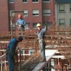 Algunos trabajadores preparan el forjado de un edificio en construcción