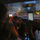 Un coche particular trabaja como taxi en Barcelona a través de la aplicación Uber, en junio del 2014 antes de que Uber suspendiese el servicio.