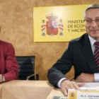 Elena Salgado junto a José Blanco, durante la rueda de prensa posterior a la reunión que mantuvieron