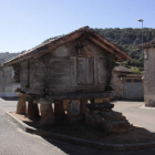 El hórreo de madera de Las Bodas, del siglo XVII, es uno de los más antiguos de España. CAMPOS