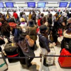 Personas hacen cola para sacar la tarjeta de embarque en el aeropuerto de Narita, a las afueras de T
