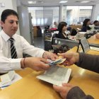 Los empleados de bancos y cajas tienen los sueldos medios más altos de la provincia.