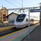 La estación de Veguellina está situada en el centro del casco urbano de la localidad.